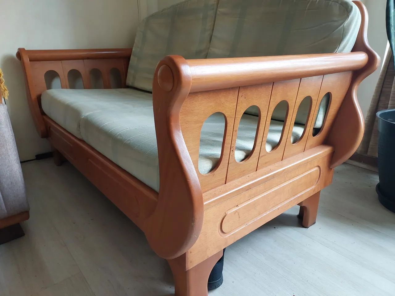 Elegant Solid Wood Sofa470974790066524165
