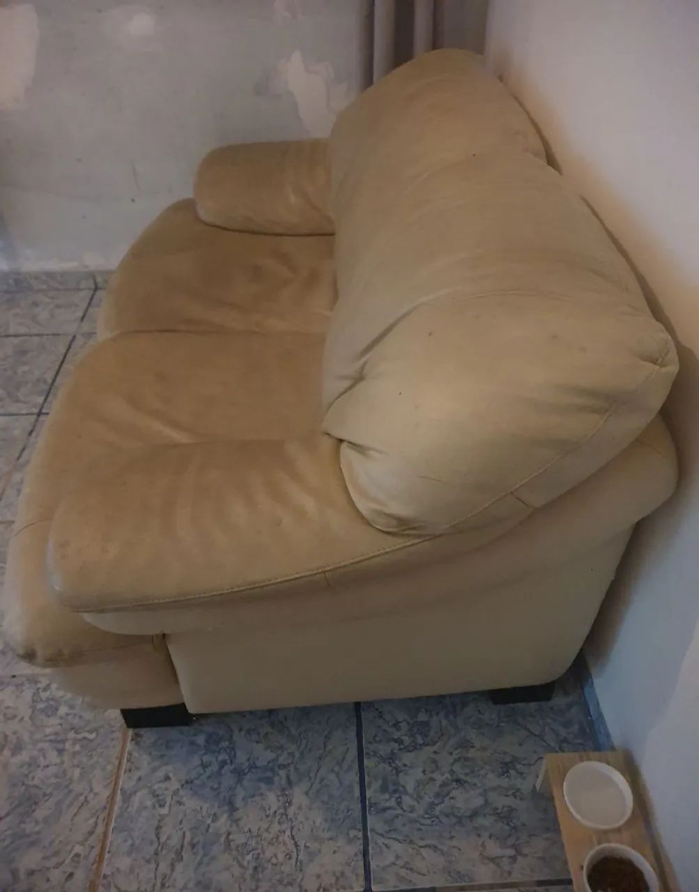 Sofá de couro legítimo.  (cor: bege) 1,70cm largura - Foto 2
