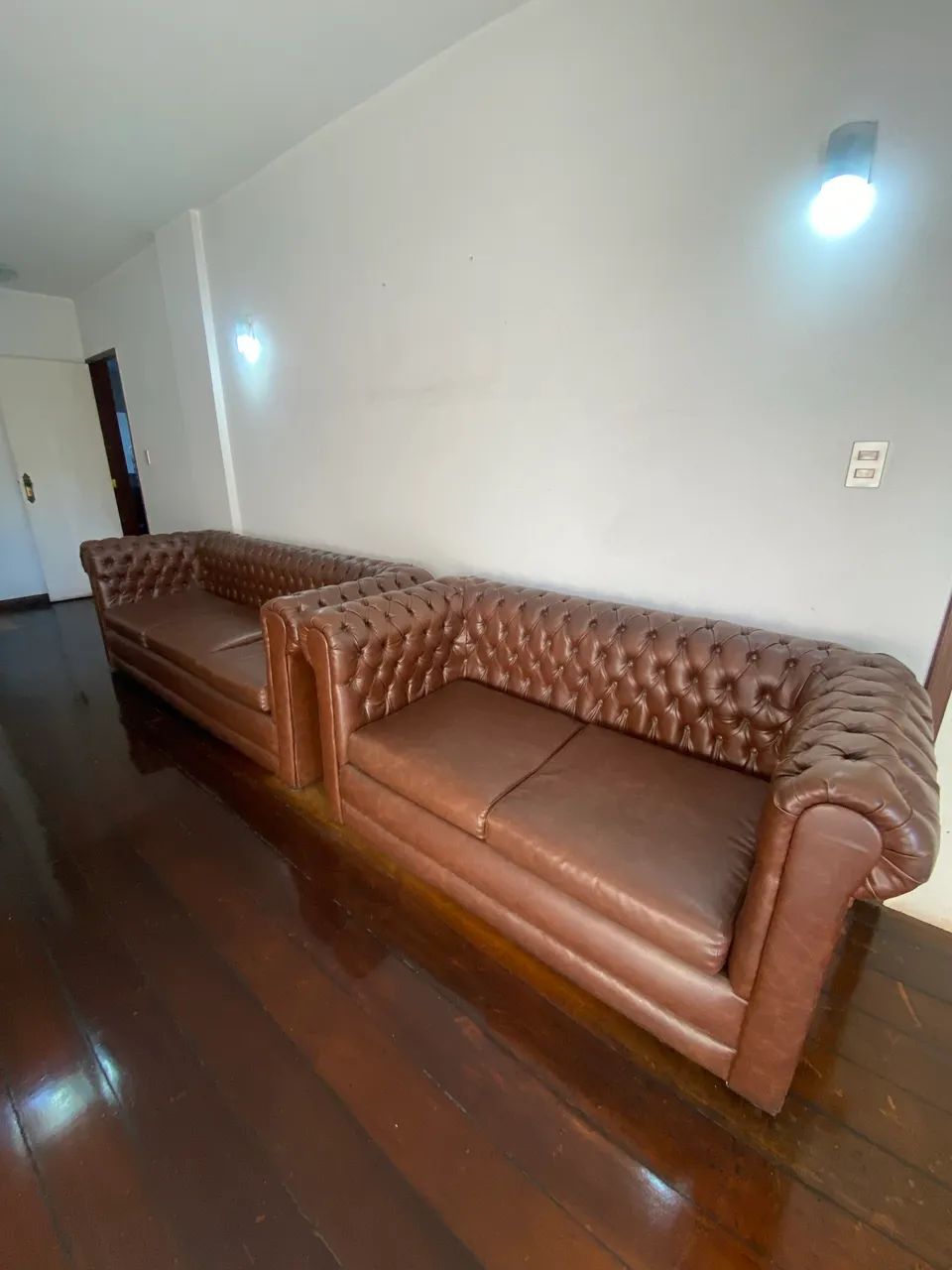 Conjunto de Sofás Estilo Chesterfield - 3 e 2 Lugares - Excelente Estado - Foto 2
