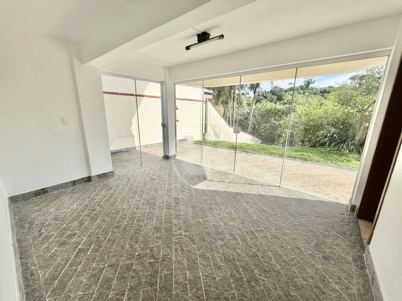 Sala Comercial/Escritório com 60m², 4 Ambientes e 2 Vagas Externas, para Alugar no bairro 