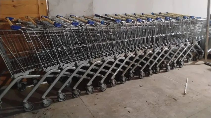 Carrinho de supermercado, em ótimo estado. Valor: 250,00 reais cada.