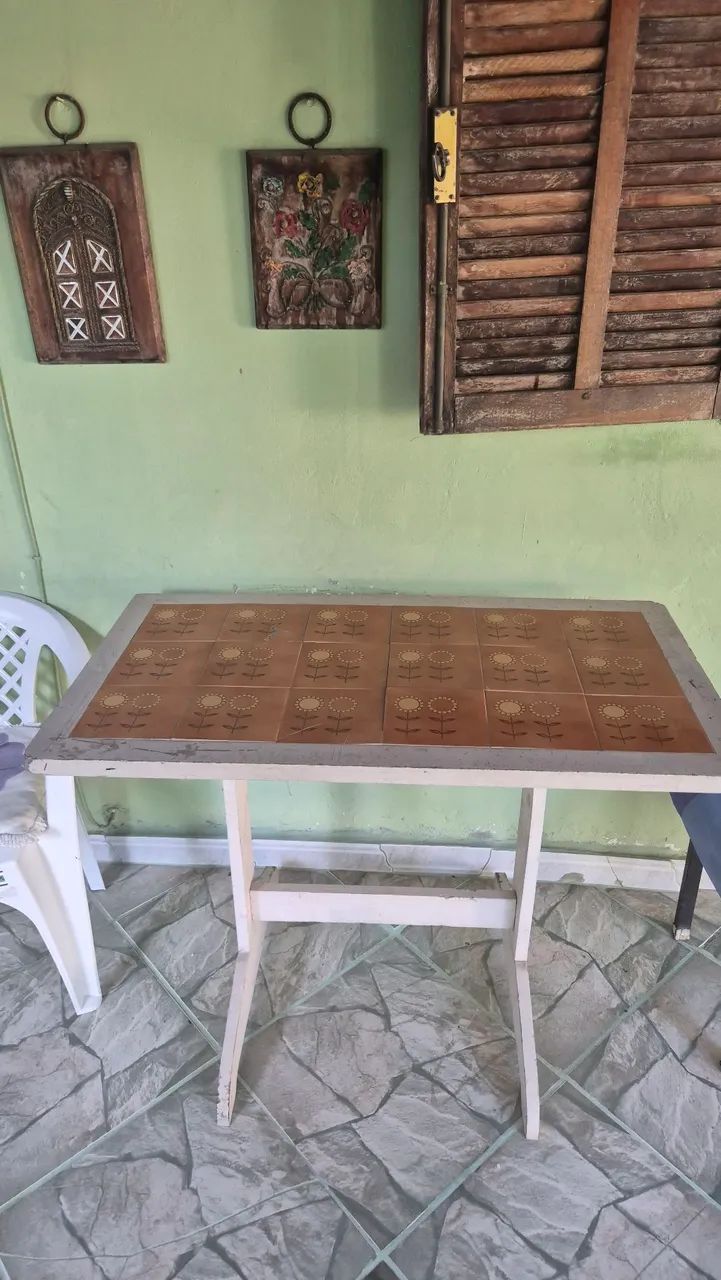 Mesa com detalhe em azulejo