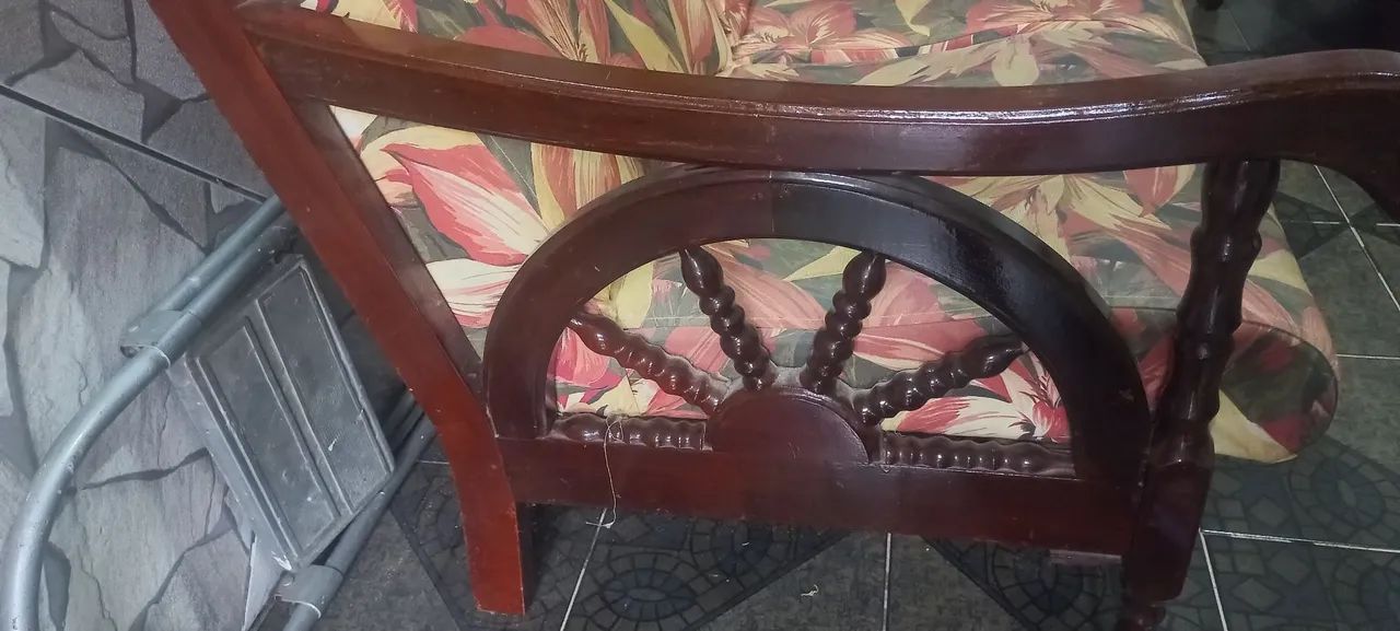 Vendo poltronas de madeira tipo sofá 65568166328195122