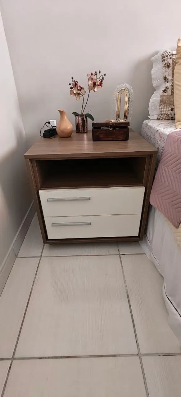 2 mesas de cabeceira!