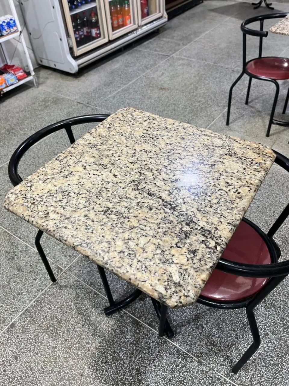 Mesa de tampão de granito