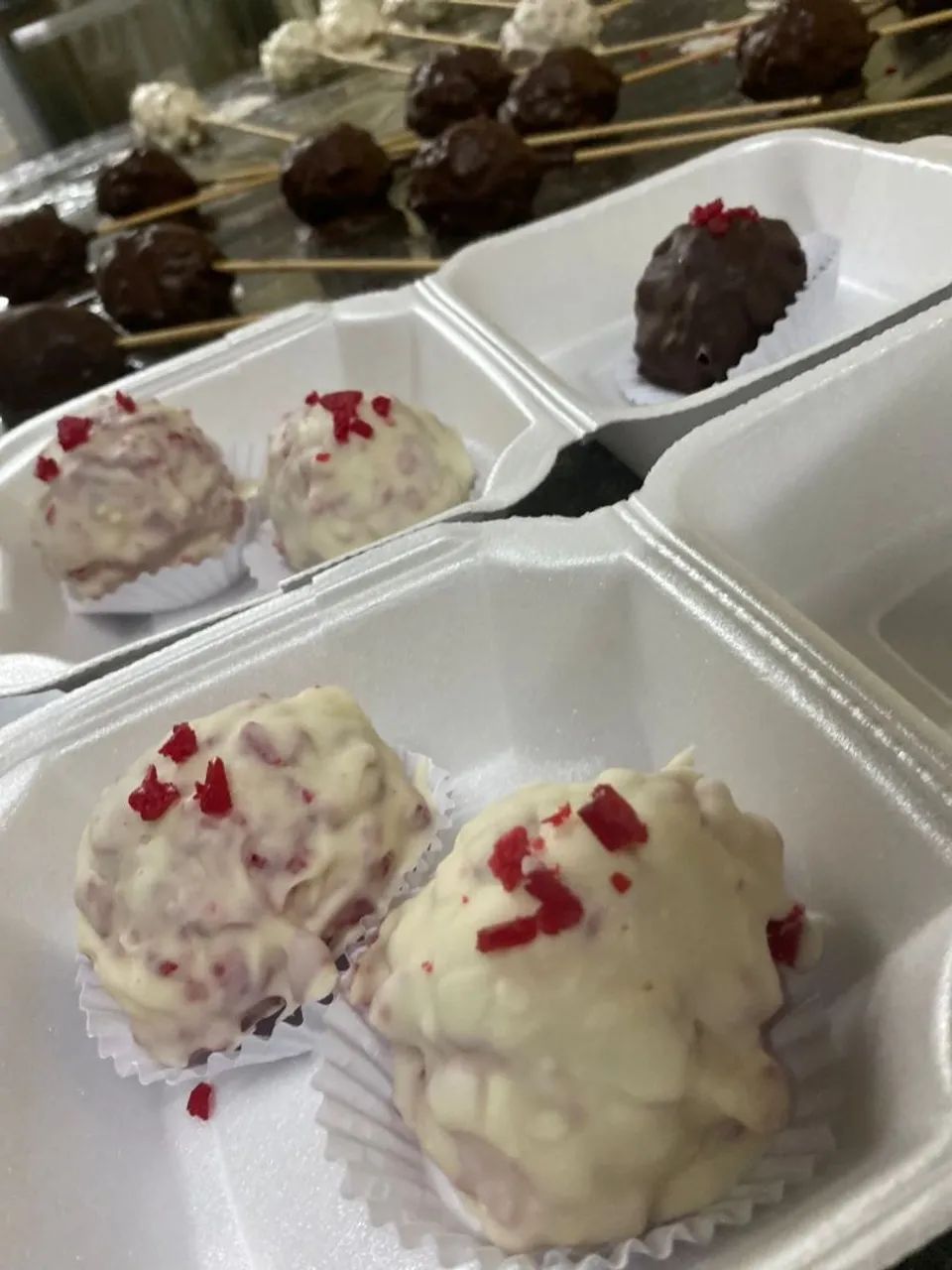 Bombom de morango cravejado  - Foto 3
