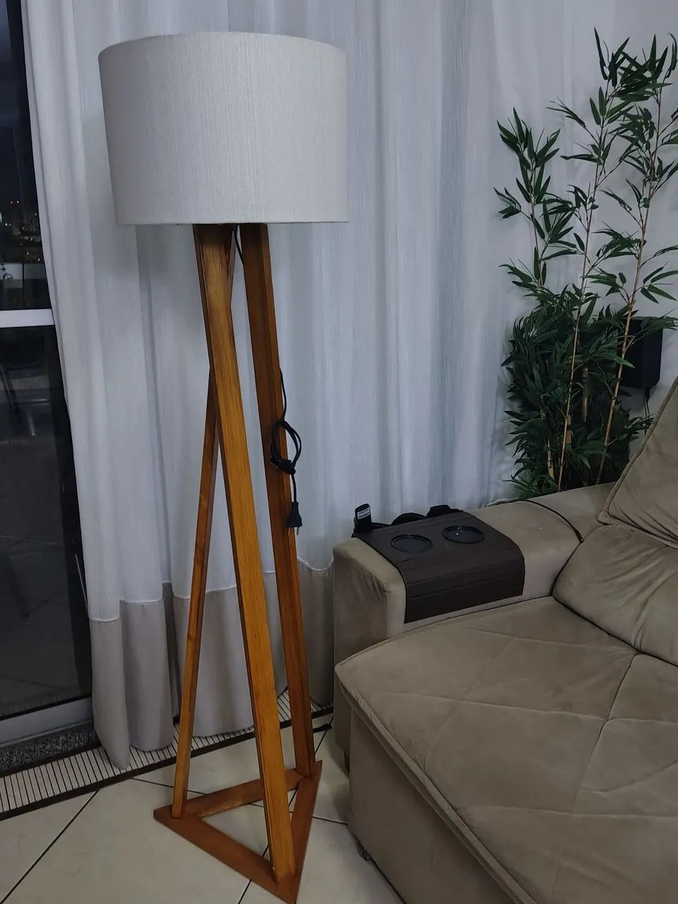 Abajur com cúpula de linho 
