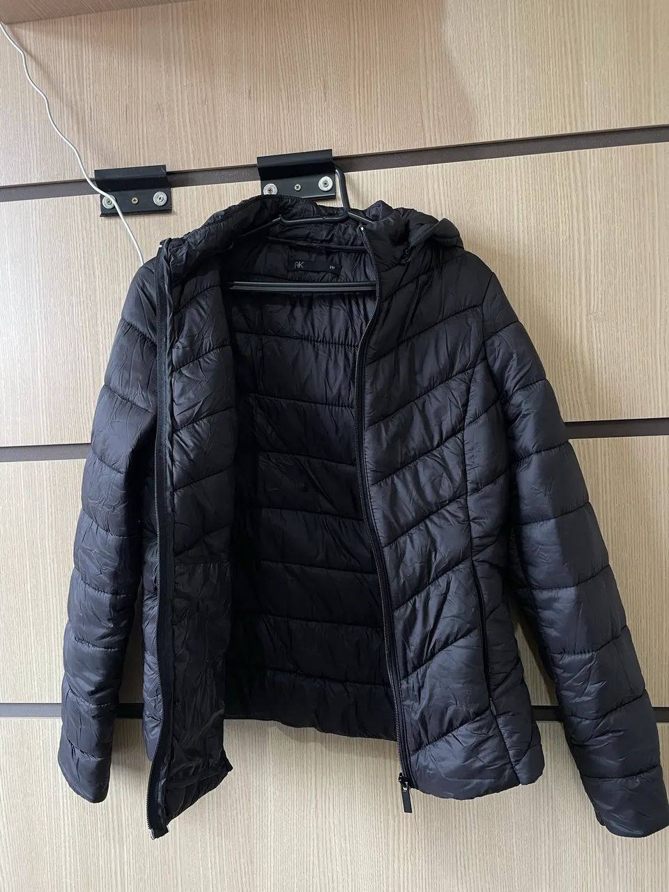 Casaco puffer impermeável com capuz removível preta