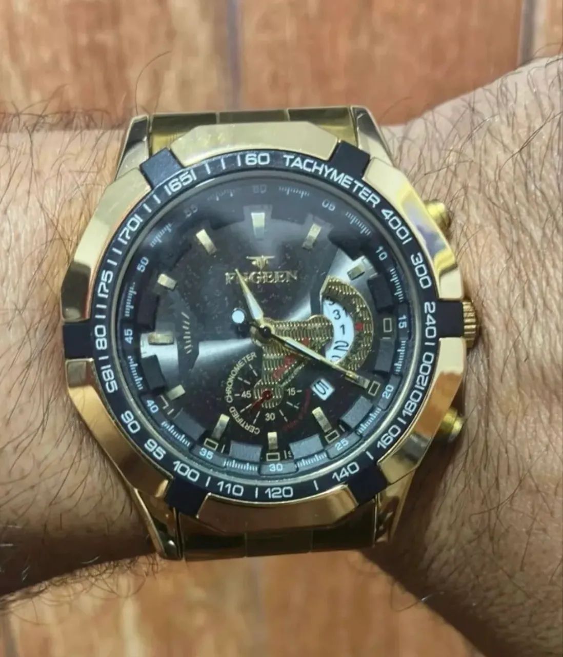 Relógio social dourado