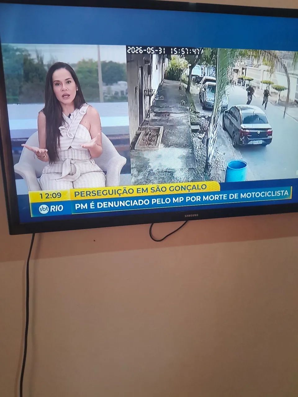 Vendo TV Samsung 32 polegadas Smat controle original ja vai com o kit de suporte - Foto 2