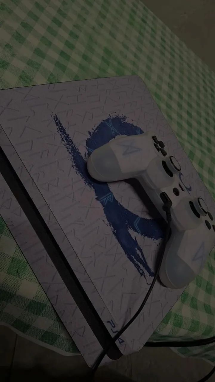 Ps4 slim com um controle paralelo 