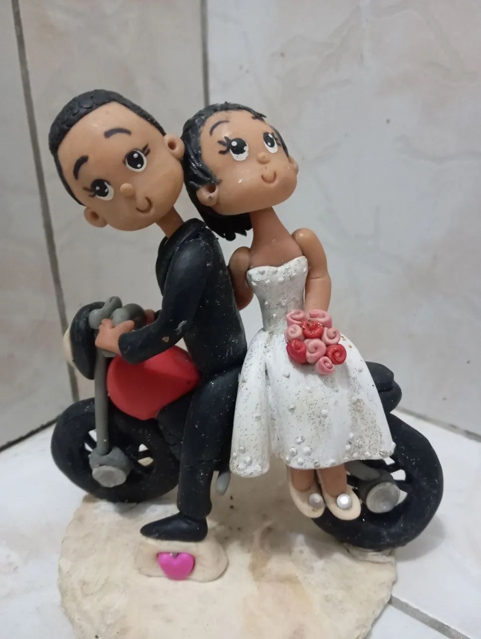 Noivinhos na moto biscuit topo de bolo - Foto 2