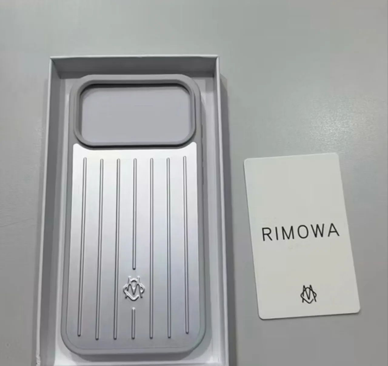 Case Rimowa capinha 17 pro max prata em alumínio e silicone  - Foto 3