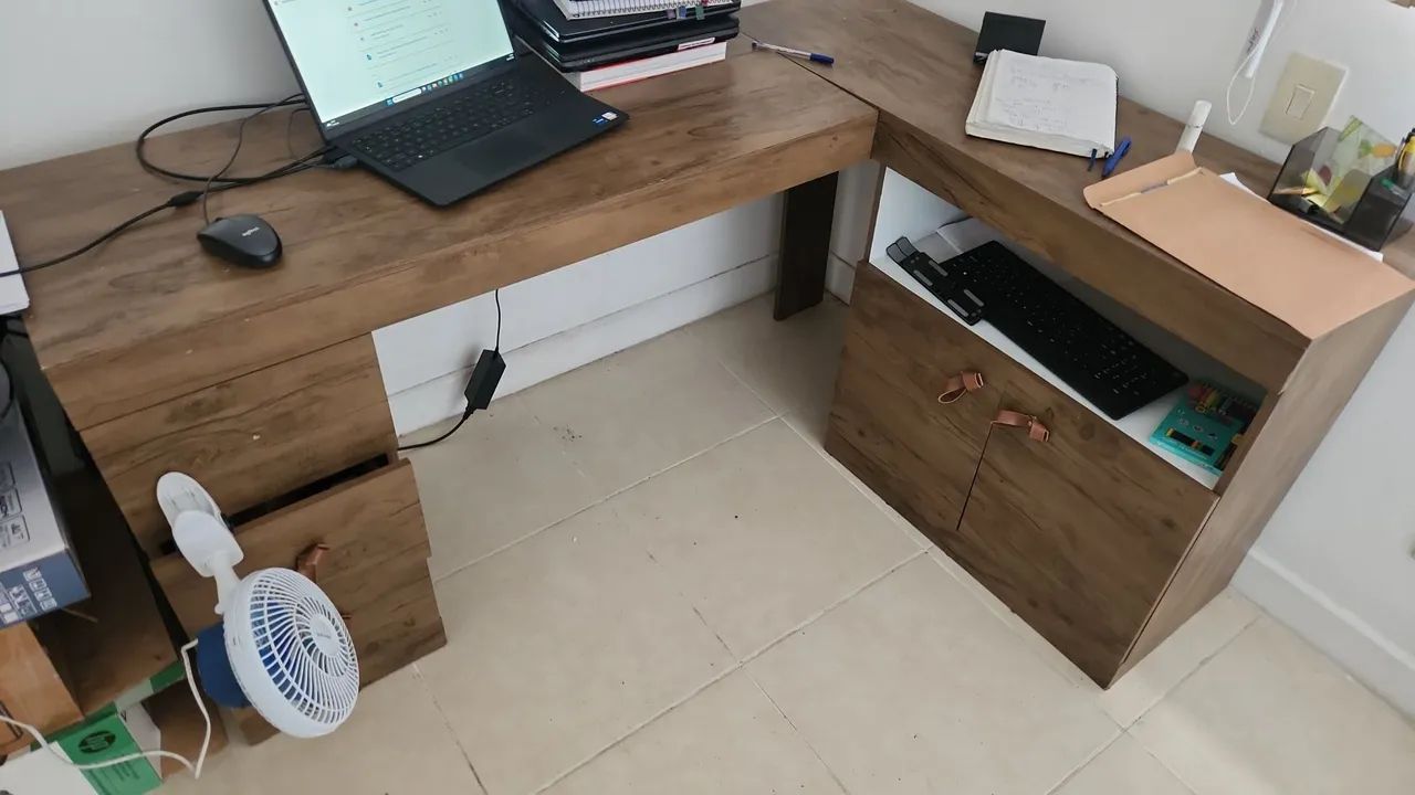 Escrivaninha em "L"