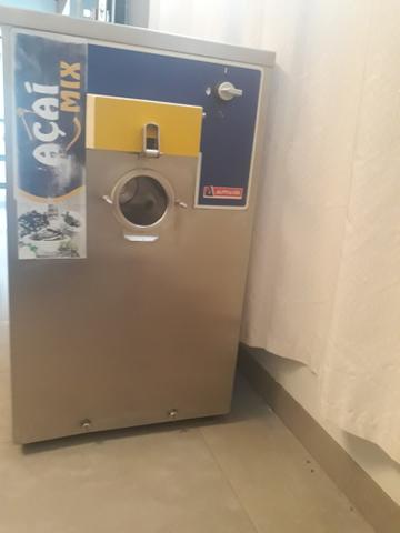 Máquina Alphagel e balcão refrigerado