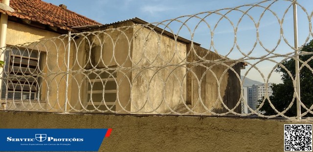 Fornecimento e instalação de Cerca Concertina Flat Sobreposta  com 90 cm