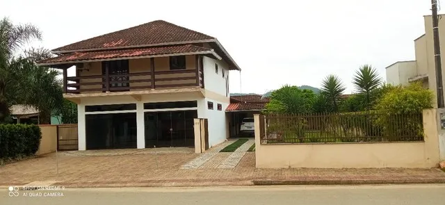 Sobrado com sala comercial