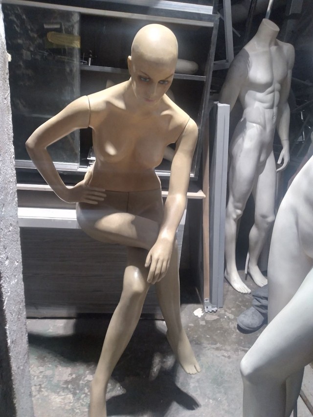 Manequim feminina sentada - Foto 2