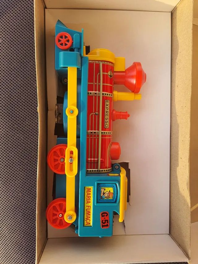 Trem motorizado de brinquedo maria fumaca