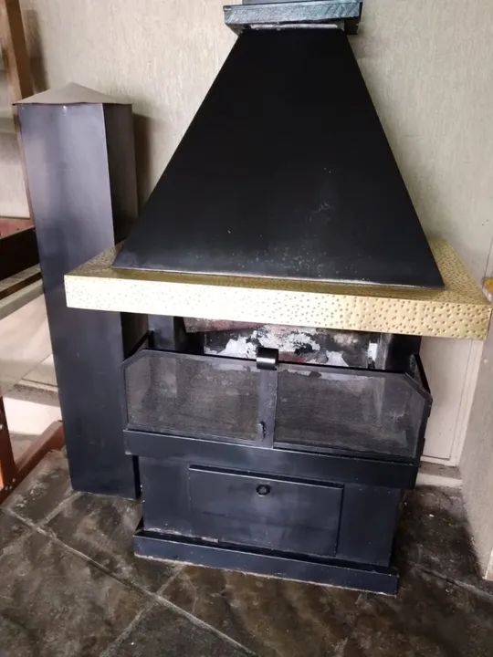 Lareira a lenha de Metal com detalhes em Latão