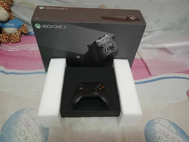 Xbox One X 1TB + 1 controle + 150 jogos