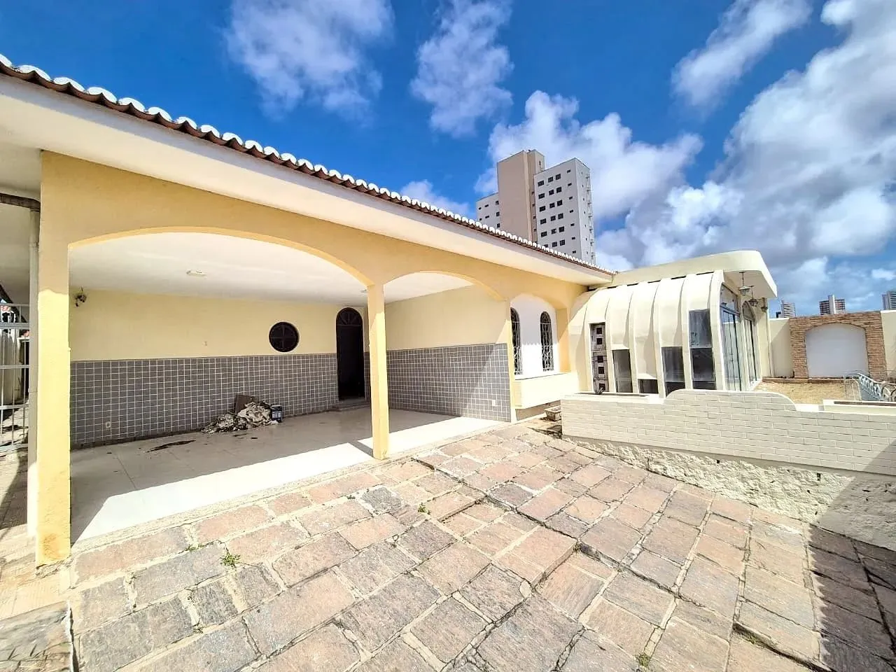 Imóvel para venda possui 550 metros quadrados com 4 quartos em Candelária - Natal - RN