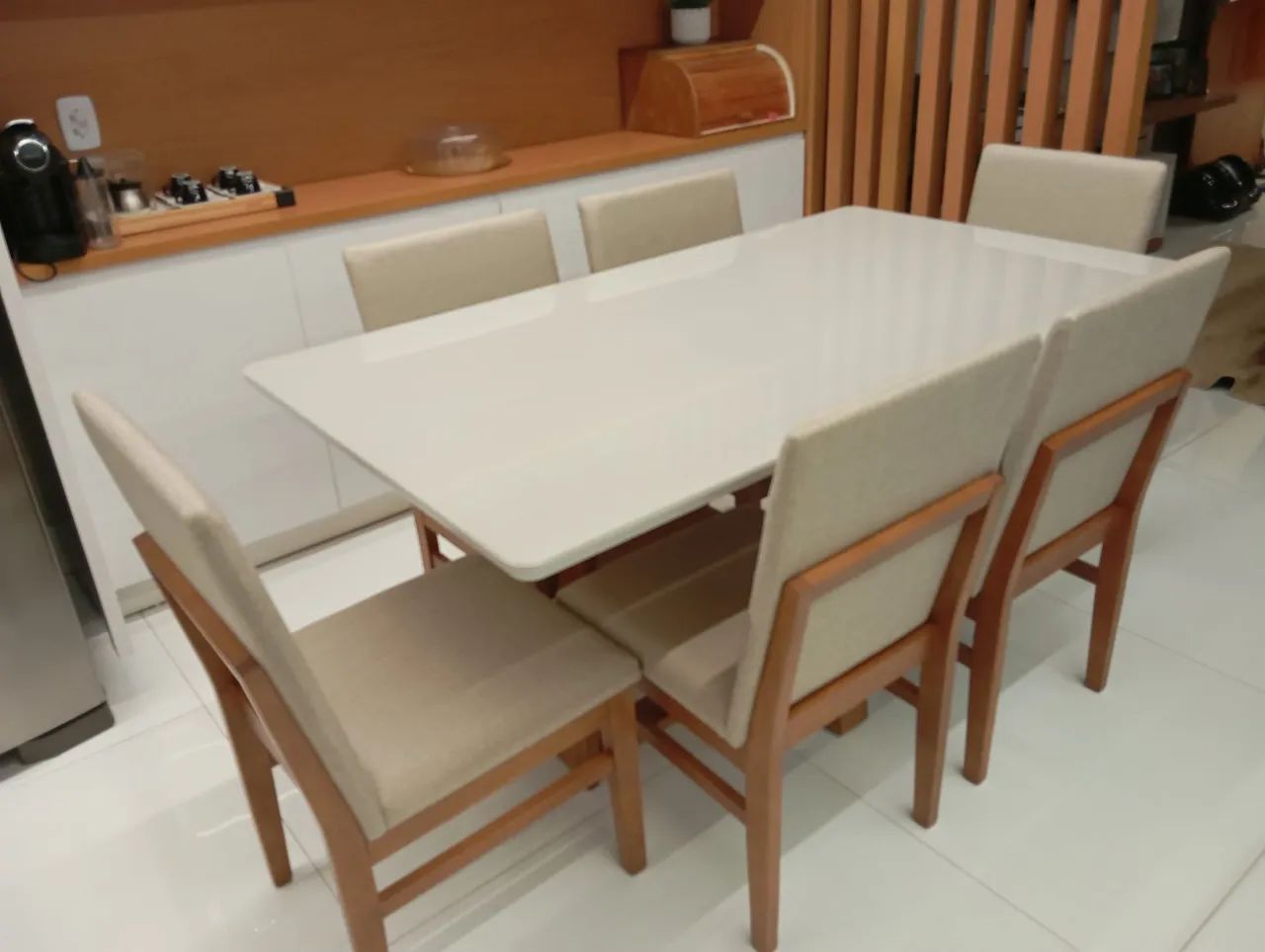 Mesa laqueada com cadeiras de madeira maciça  - Foto 2
