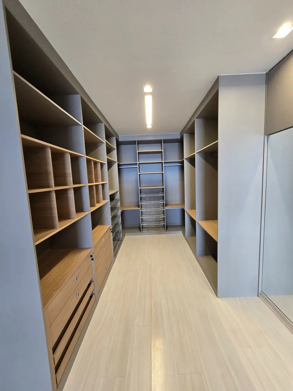 Apartamento semi mobiliado c/ closet/ suite c/ 01 ar condicionado Bairro Santa Cruz Indu