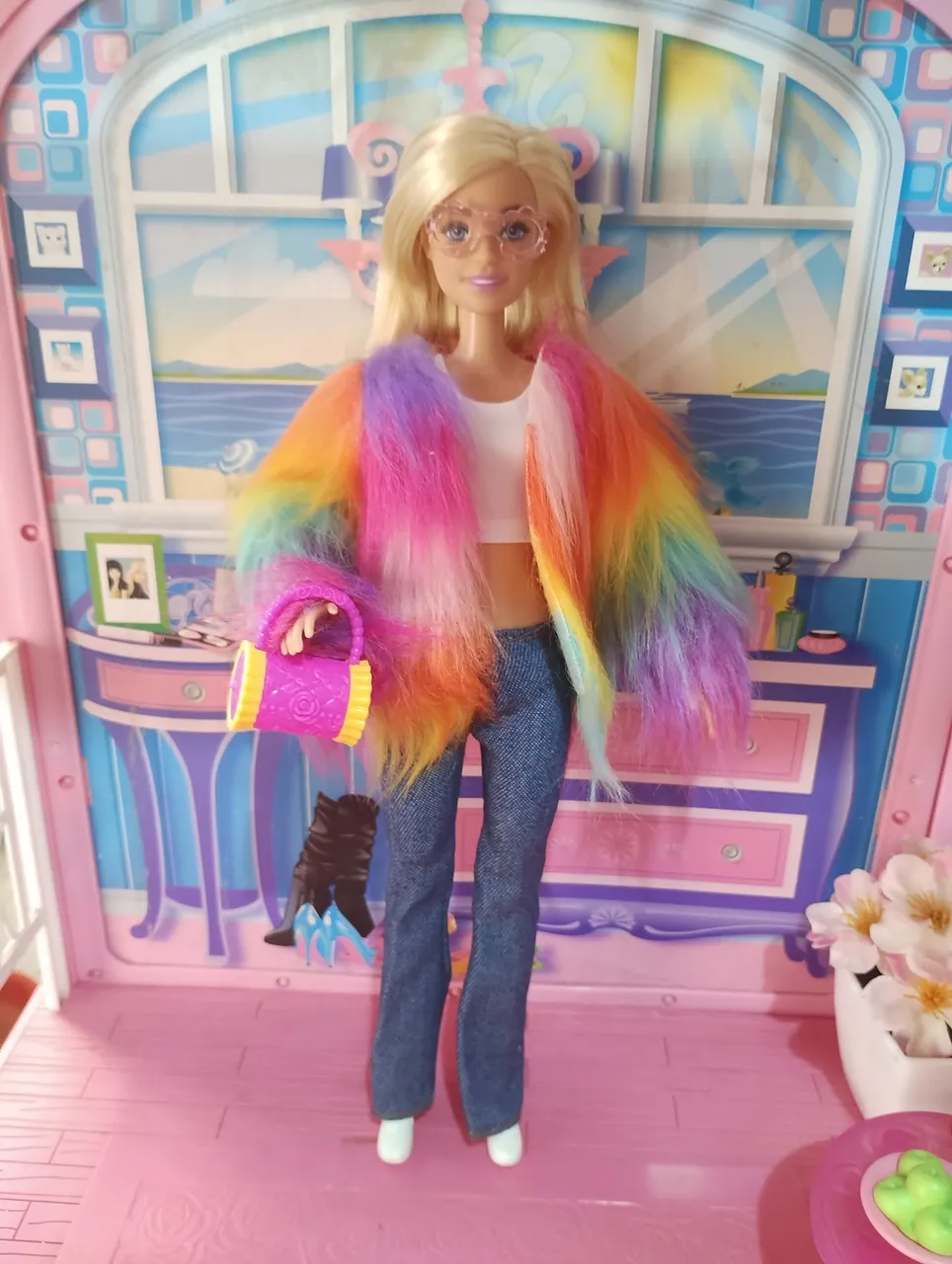 Boneca Barbie com casaco de pelúcia arco-íris