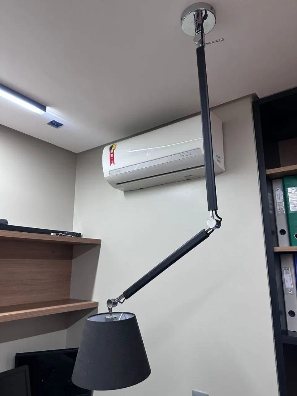 Luminária Articulada de Teto com Cúpula