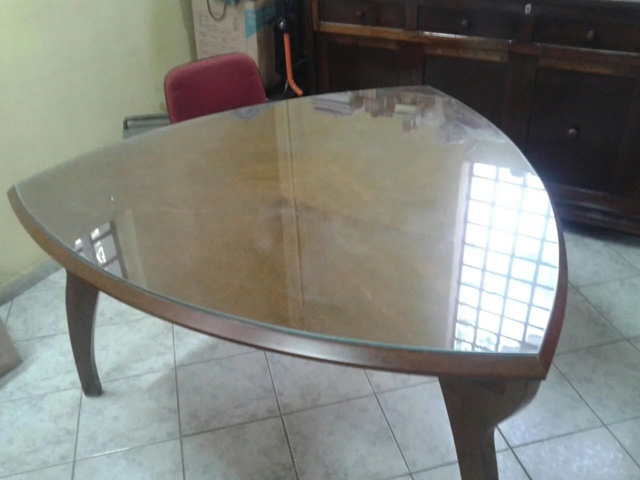 Mesa de jantar triangular em madeira - Foto 2