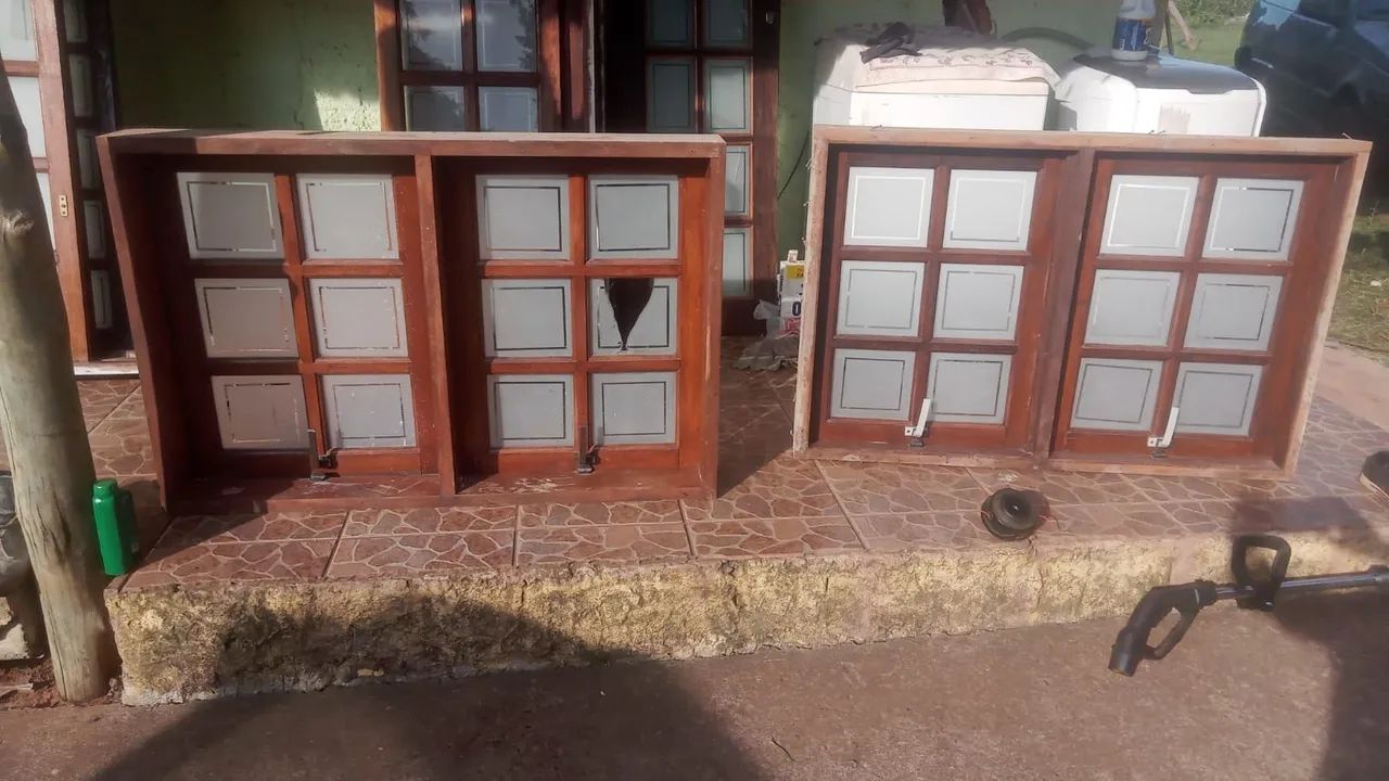 Vendo 2 portas e 4 janelas,todas com vidro.madeira maciça  - Foto 5