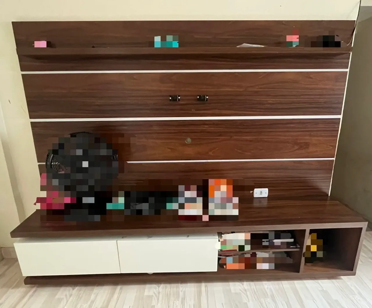 Painel de TV com rack em madeira maciça