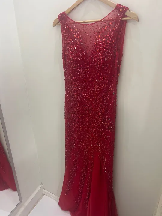Vestido de festa vermelho com pedrarias