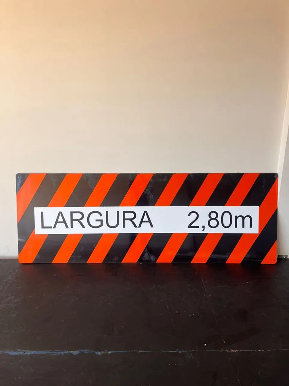 Placa de sinalização para largura excedente refletiva