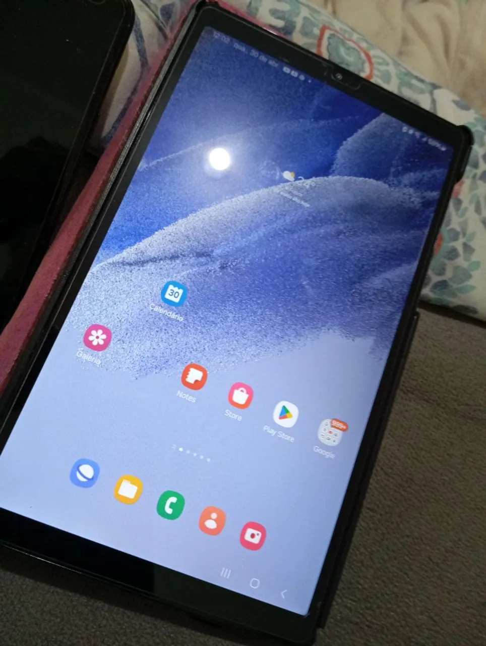 Samsung Galaxy 7 , 35 gigas de memória, tem whatsapp com bluetooth, e cabo auxiliar.