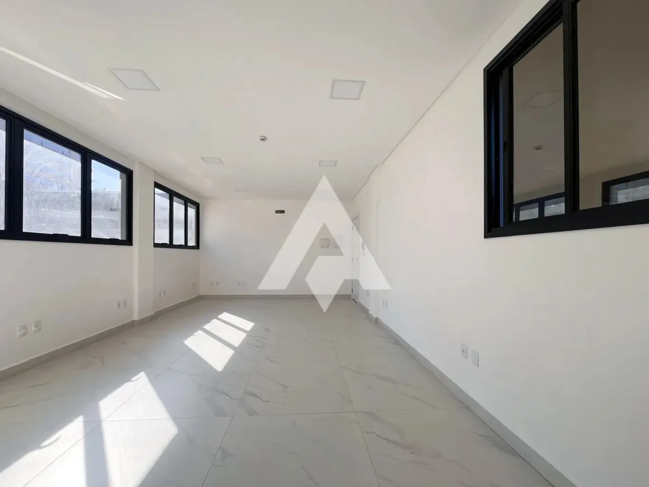 Salas comerciais para locação no Bairro Velha com condição especial!