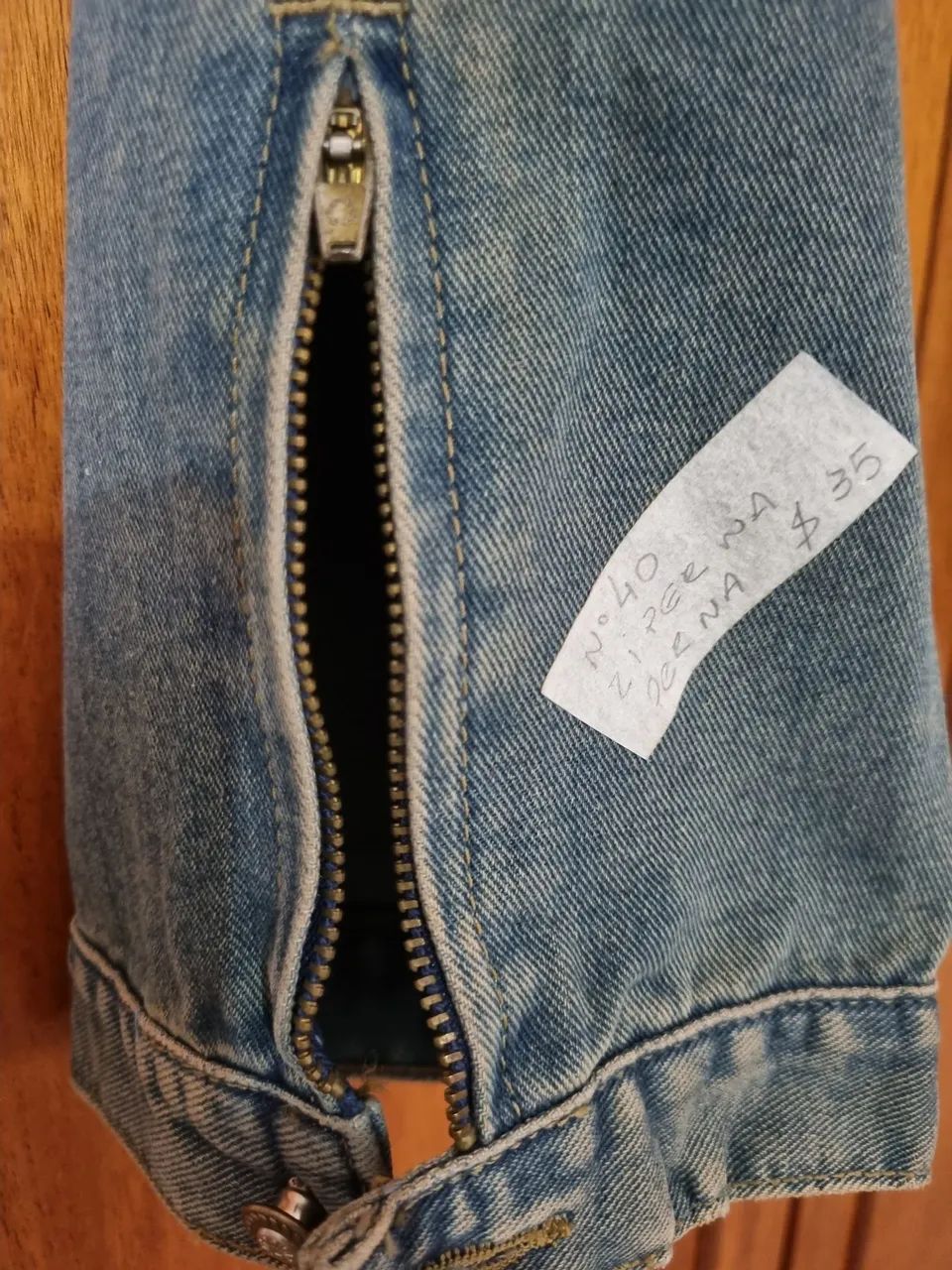 Calça jeans c/ziper nas pernas