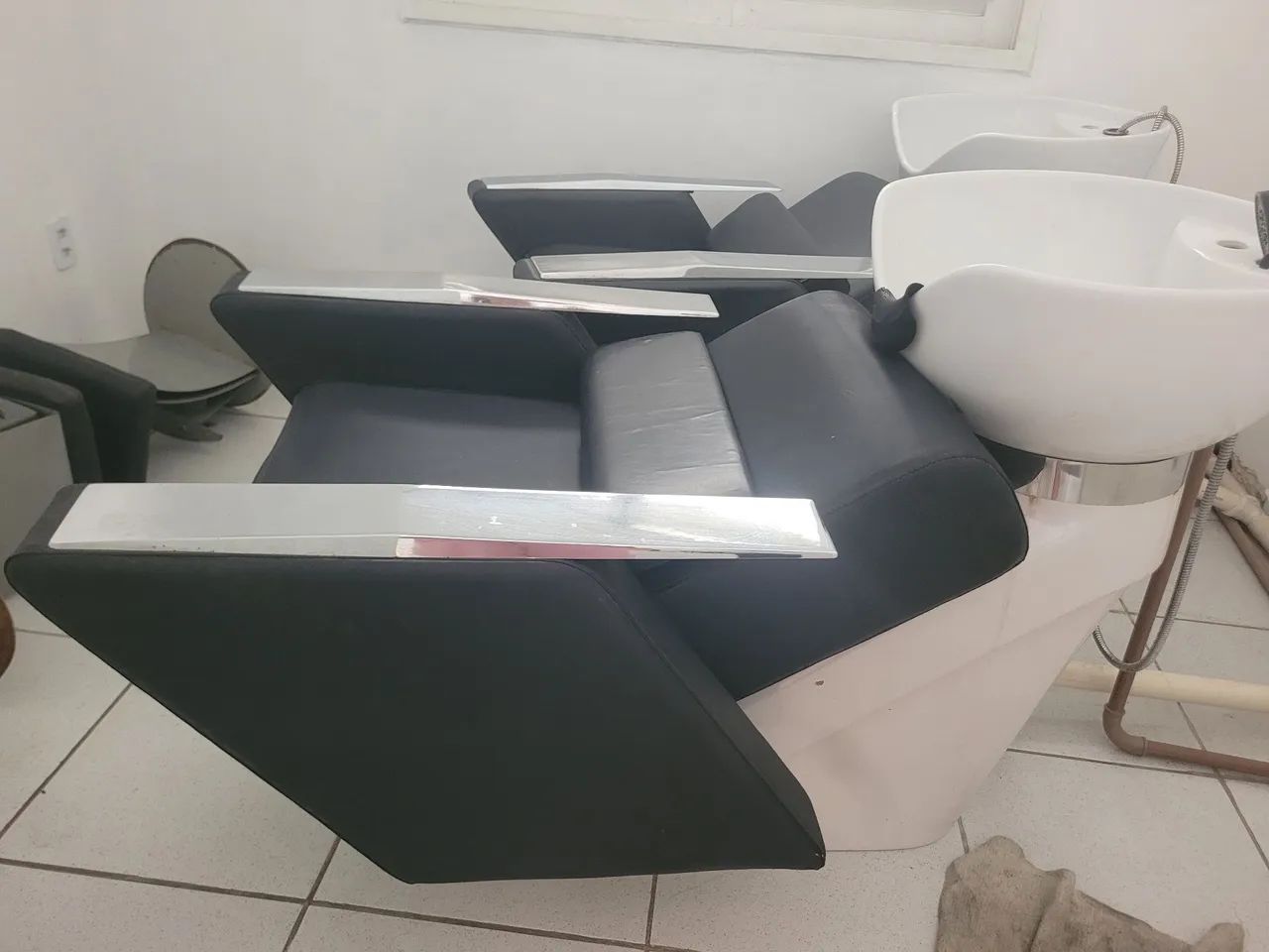 Vendo estrutura de salão cadeiras, móveis e lavatorio - Foto 3