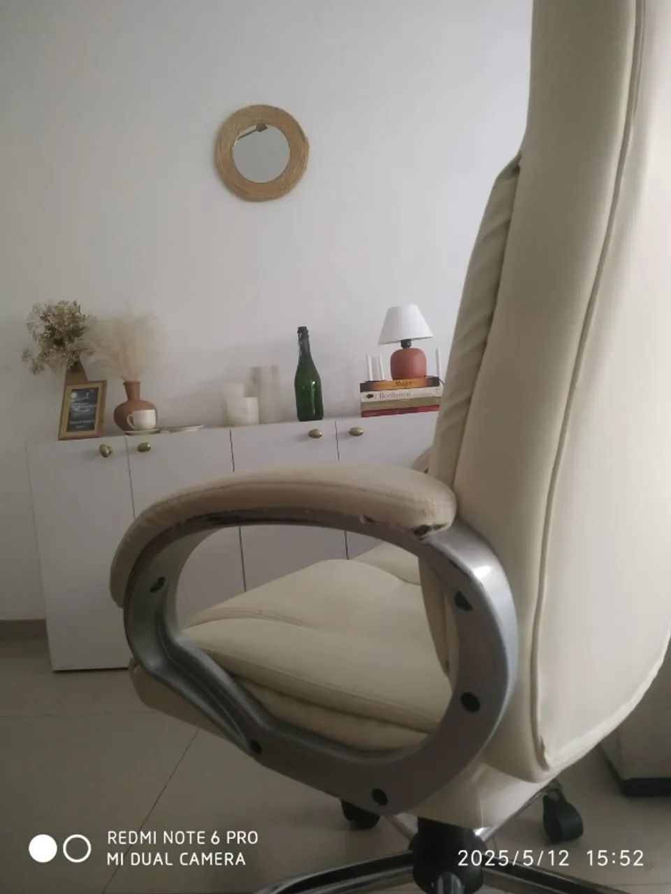 cadeira de escritório estofada em couro sintético ( com marcas de uso) - Foto 2