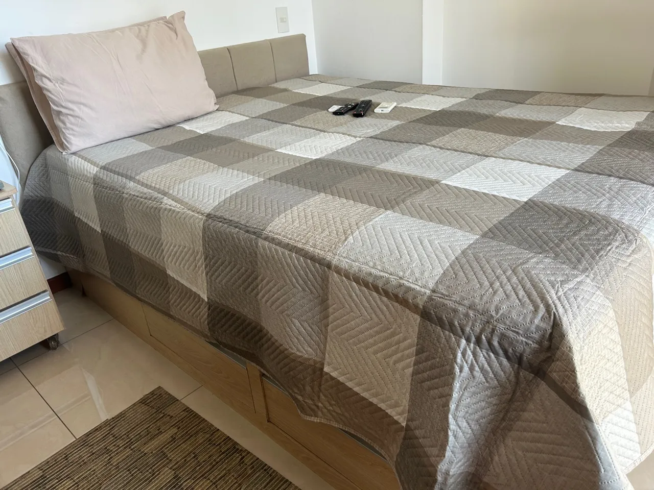 Cama casal Queen com colchão
