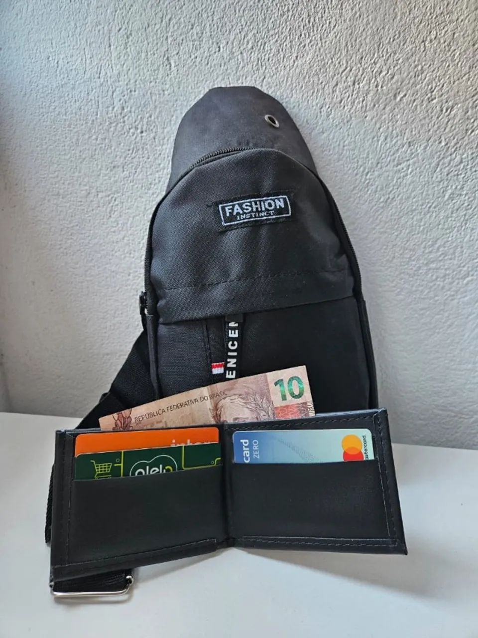 Mochila de Ombro Preta e carteira masculina - Foto 3
