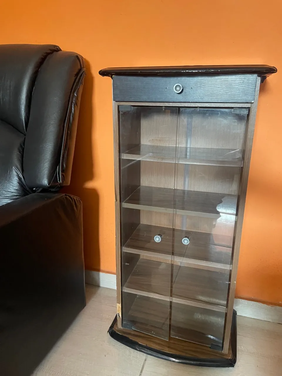 VENDE-SE MESA DE TELEFONE COM PORTA DE VIDRO E GAVETA