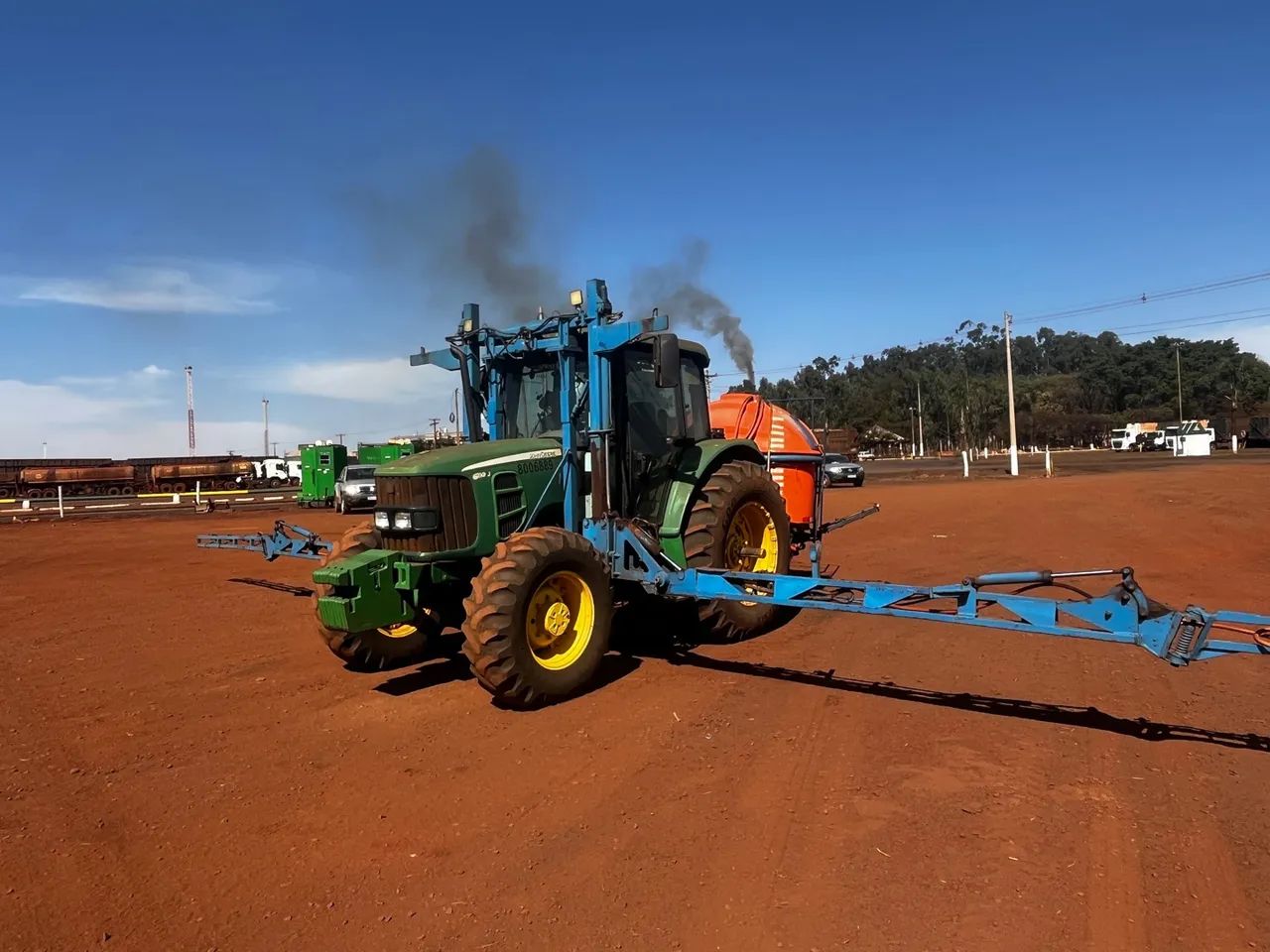 Trator John Deere 6110J com pulverizador barra central