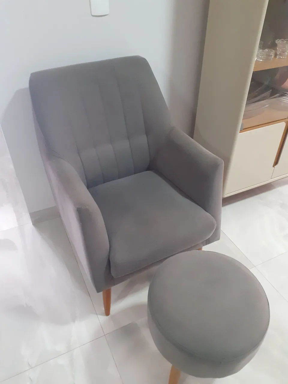 Poltrona com Puff Cinza