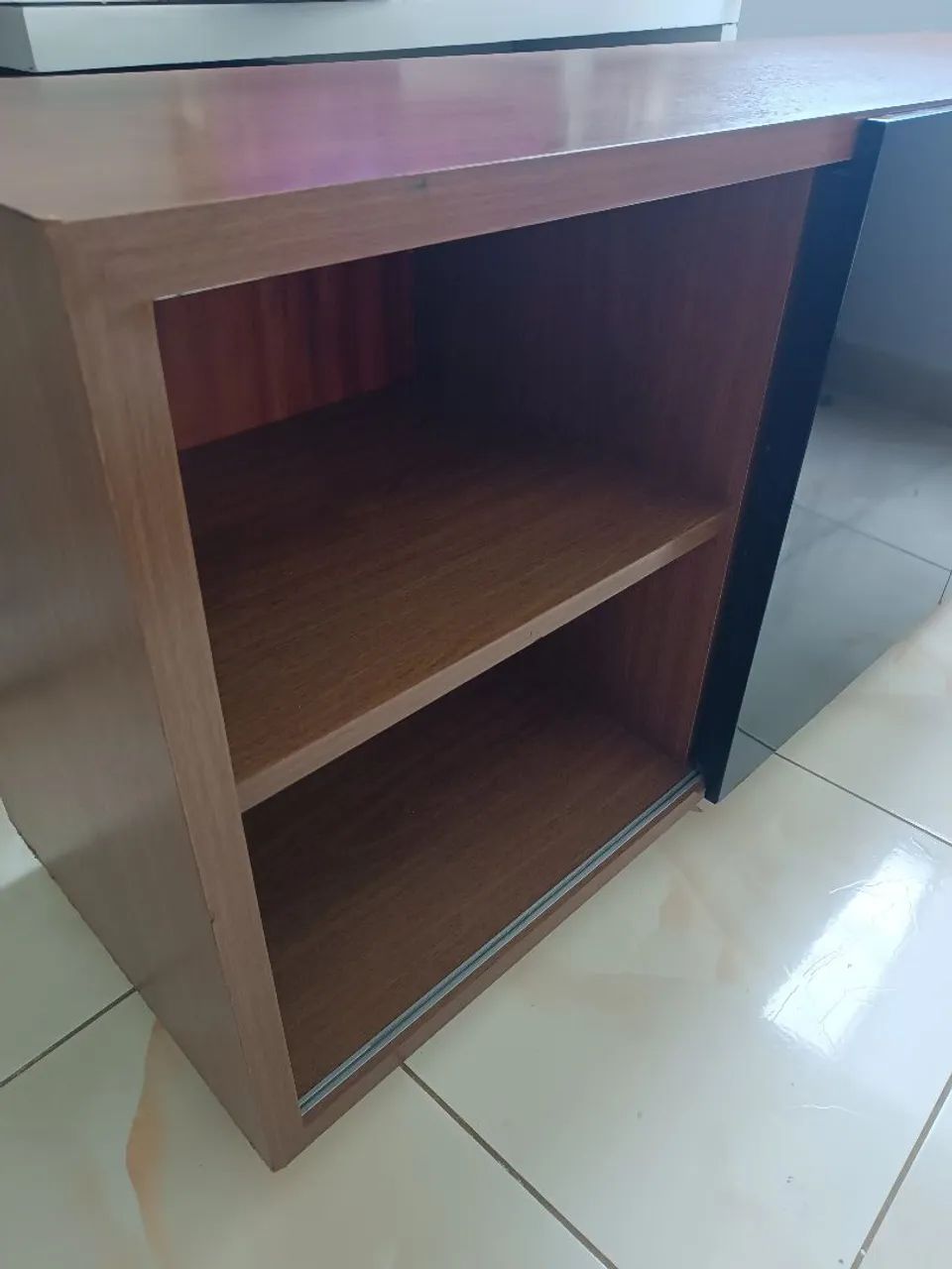Rack de TV Preto com Tampo em Madeira - Foto 2