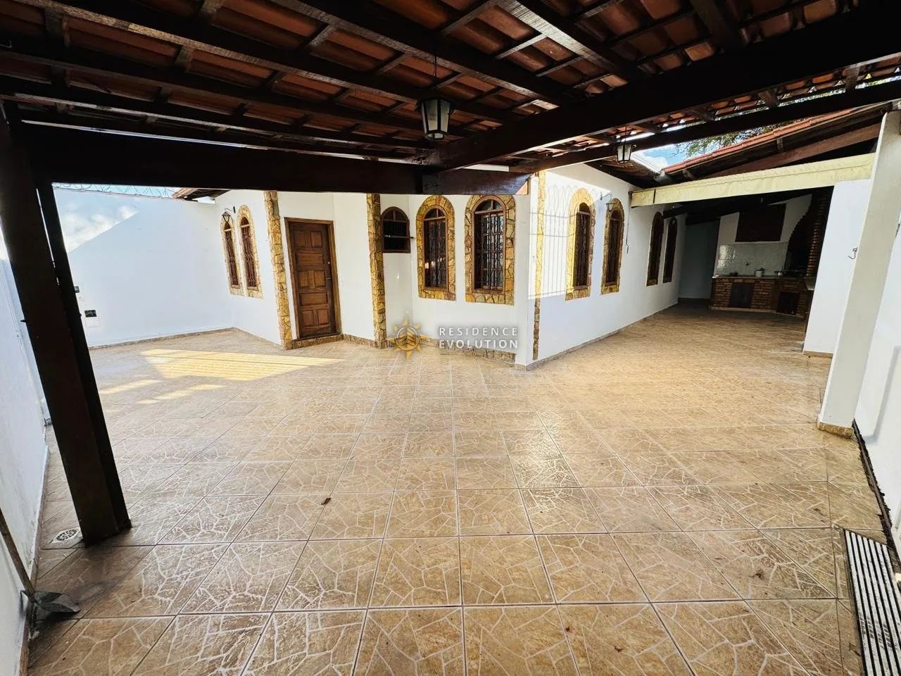 Casa Colonial Linear no Bairro Santa Amélia - Espaço, Conforto e Excelente Localização!