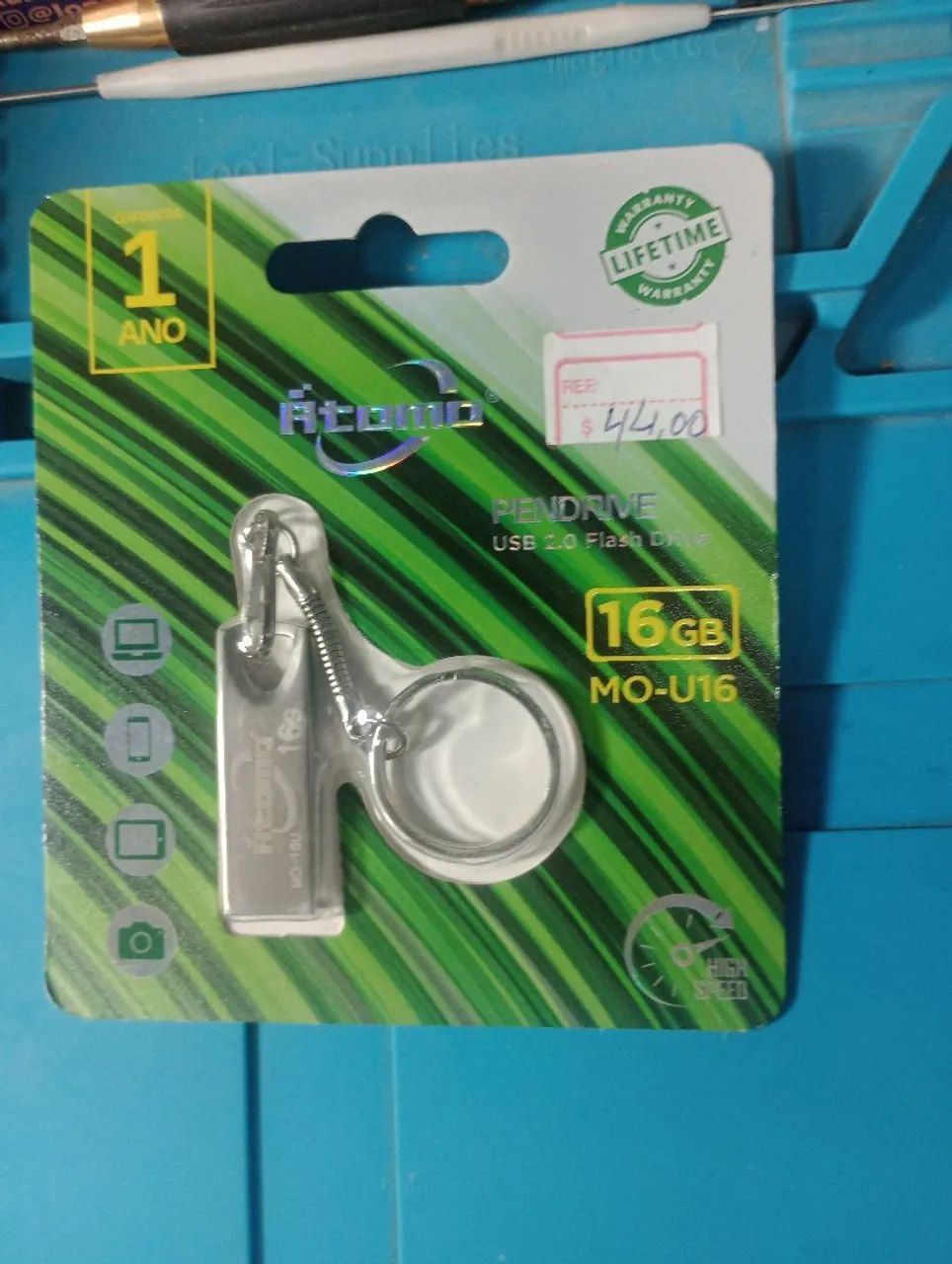 Pen drive de 8 giga e 16 gigas. 
