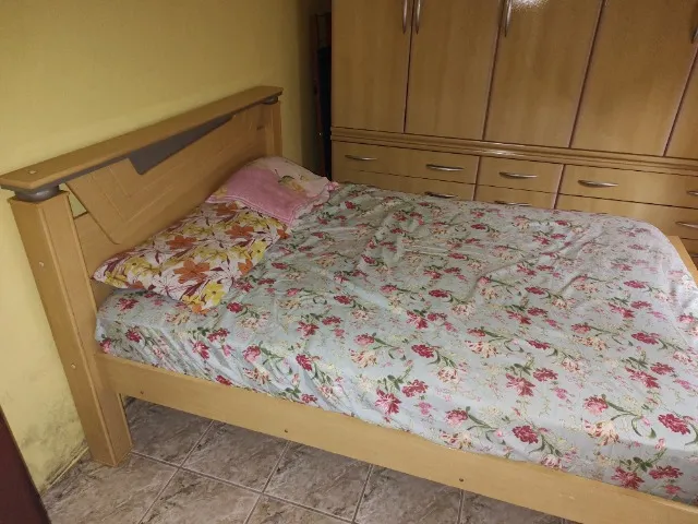 Cama de casal com colchão de molas incluido