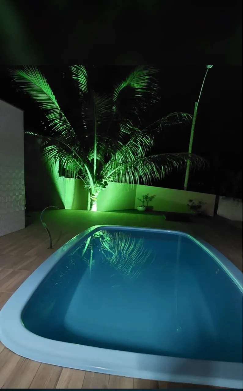 Linda piscina com iluminação noturna